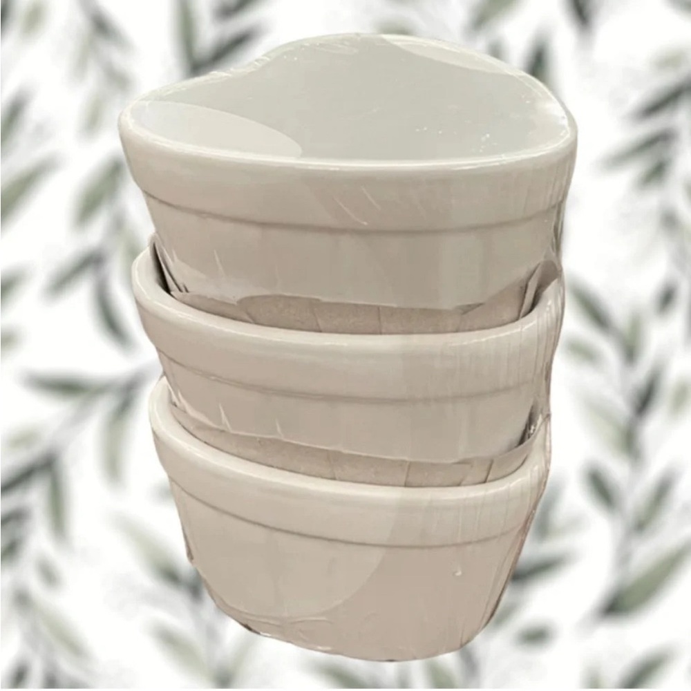 NWT ⚜️🤍⚜️ Target WHITE Bullseye Playground Heart Shaped Treat bowls set of 3